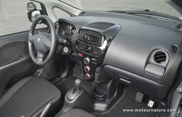 Peugeot-electric-Ion-interior