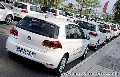 Volkswagen-Golf-blue-e-motion