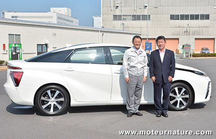 Toshimitsu Motegi and Akio Toyoda in front a Toyota fuel cell vehicle
